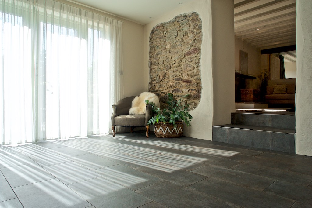 Natural Stone Walls by Sadie Pizzey Interiors