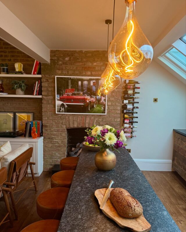Just so much love for our Notting Hill project! Proper,
Professional pics coming soon but we all know how impatient I am. Such a great team on this duplex, with some very challenging problem solving. Can you believe that there was one light strip in this whole kitchen when our clients bought this property! I think we’ve definitely improved it!!
#ukinteriordesign #ukproperty #londoninteriordesign #londonproperty #nottinghill #luxuryhouse #londoninteriors #luxurylondon
